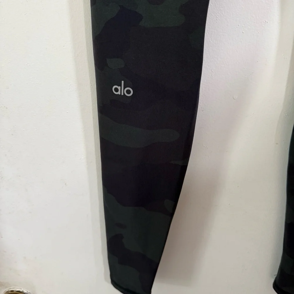 AloCamo High-Waisted Leggings